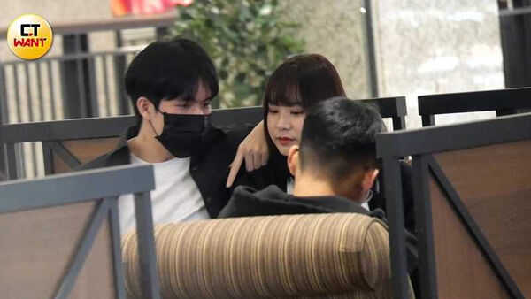 熱戀種草莓1/掰了邱思琹 郭方儒雨中陪新歡大跳