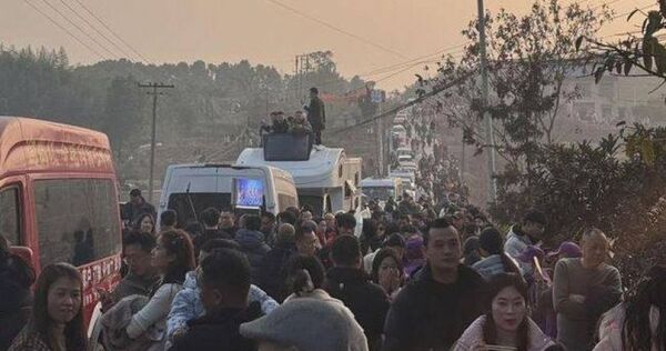 1名暱稱「呆呆」的女子,「撂人按豬」闖大禍,短短2天就吸萬人擠爆家門,外成為最有人情味的年俗盛會。(翻攝自瀟湘晨報)