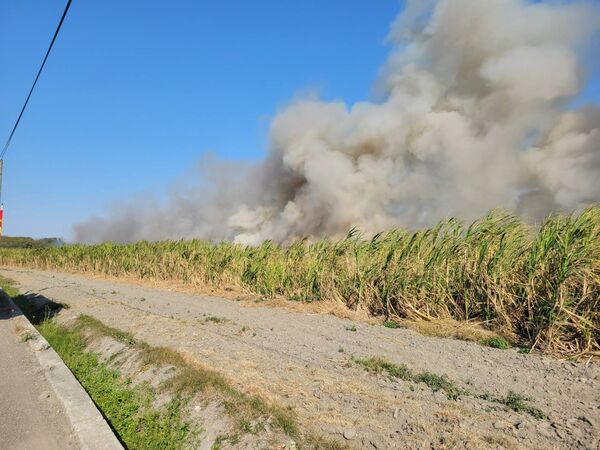 ▲台糖位於彰化二林的甘蔗園起火。(圖/翻攝自二林人的大小事 消防局提供)