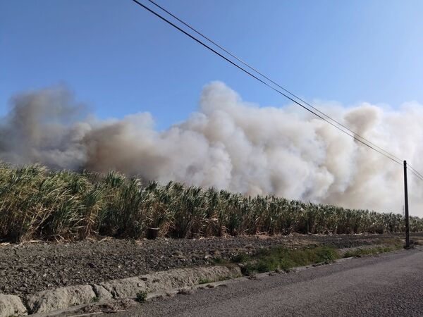 ▲台糖位於彰化二林的甘蔗園起火。(圖/翻攝自二林人的大小事 消防局提供)