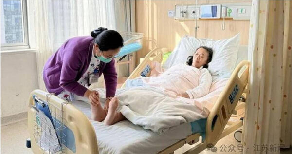 59歲的鄒女士在張家港市第一人民醫院剖腹產下一名健康男嬰,刷新當地高齡生產紀錄。(圖/翻攝自都市快報橙柿互動,下同)