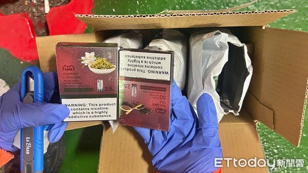 ▲臺馬之星郵包夾藏中國製電子煙。(圖/記者郭世賢翻攝)