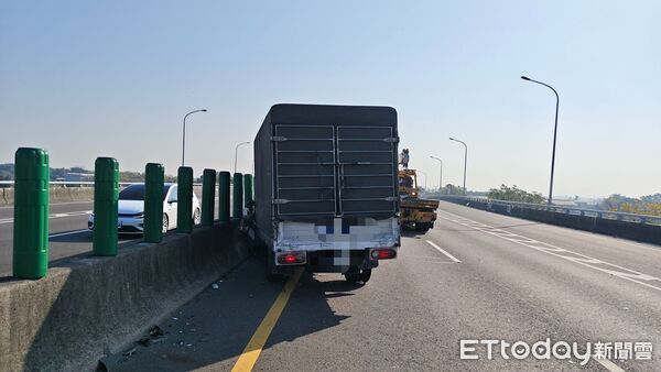 ▲台南南區86快速道路東向2K發生貨車撞擊施工防撞車事故,造成2人受傷送醫。(民眾提供,下同)