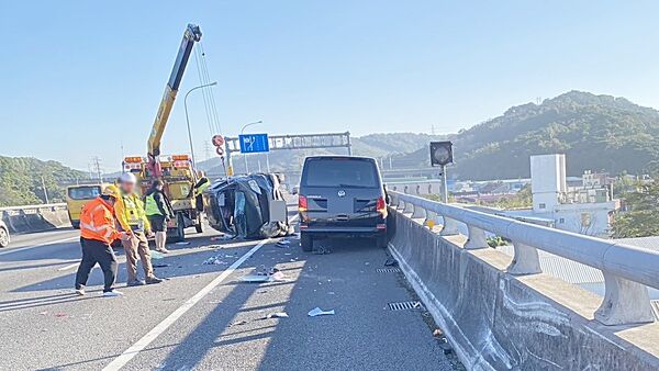 ▲國道五楊高架桃園段今天清晨發生3車碰撞事故,警方將楊姓婦人翻覆自小客車由拖吊車扶正後拖離。(圖/國道一隊提供)