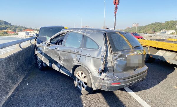 ▲國道五楊高架桃園段今天清晨發生3車碰撞事故,肇事的楊姓婦人自小客車受損嚴重。(圖/國道一隊提供)