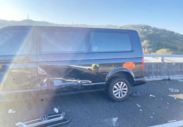 ▲國道五楊高架桃園段今天清晨發生3車碰撞事故,遭波及廂型車受損嚴重。(圖/國道一隊提供)