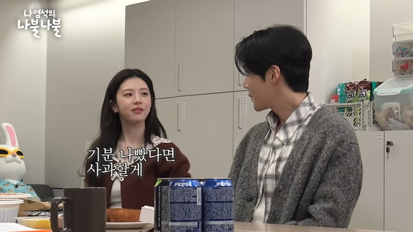 ▲▼對視就甜笑!金宣虎、高允貞糖度破表 拍《愛情怎翻譯》感情升溫。(圖/翻攝自YouTube)