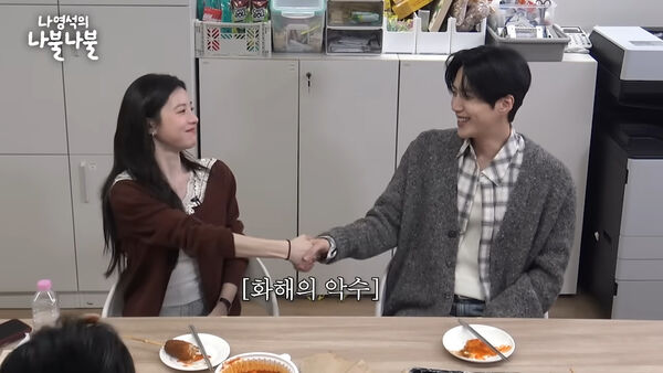 ▲▼對視就甜笑!金宣虎、高允貞糖度破表 拍《愛情怎翻譯》感情升溫。(圖/翻攝自YouTube)