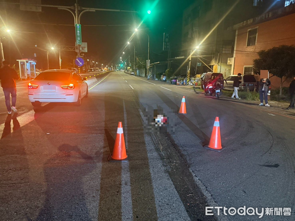 ▲三峽公車司機無視流浪犬過馬路,直接駛過將其輾斃。(圖/記者陸運陞翻攝)