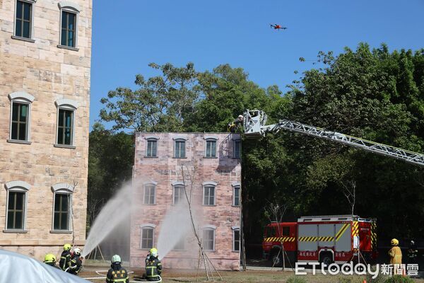 ▲南投縣119擴大防災演習,展示電動車、新式滅火器材,強化春節救災量能。(圖/南投縣政府提供)