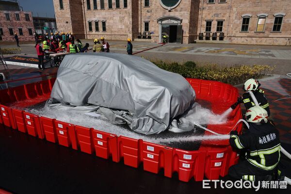 ▲南投縣119擴大防災演習,展示電動車、新式滅火器材,強化春節救災量能。(圖/南投縣政府提供)