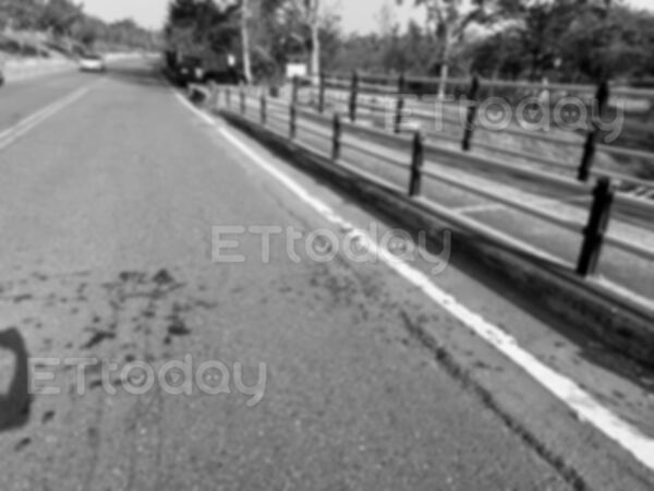 ▲嘉義小貨車「車後拖行白犬」,滿地血跡、糞便。(圖/民眾提供)