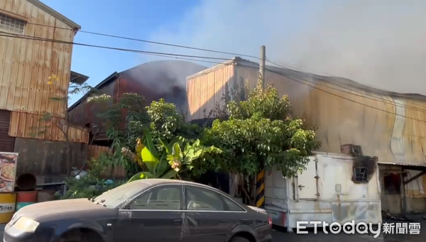 ▲台南市安南區安和路工廠14日下午發生火警,消防局出動大批消防人車到場搶救。(記者林東良翻攝,下同)