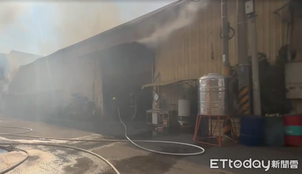 ▲台南市安南區安和路工廠14日下午發生火警,消防局出動大批消防人車到場搶救。(記者林東良翻攝,下同)