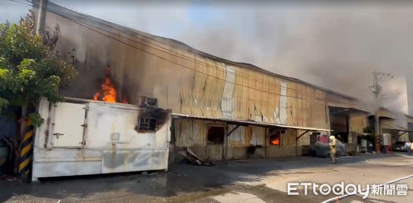 ▲台南市安南區安和路工廠14日下午發生火警,消防局出動大批消防人車到場搶救。(記者林東良翻攝,下同)