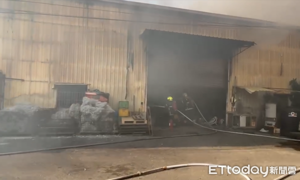 ▲台南市安南區安和路工廠14日下午發生火警,消防局出動大批消防人車到場搶救。(記者林東良翻攝,下同)