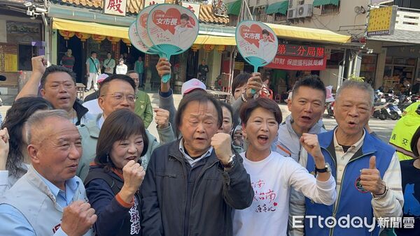 ▲王世堅14日再度南下陪同陳亭妃車隊掃街,為民進黨台南市長初選民調進行最後衝刺。(記者林東良翻攝,下同)