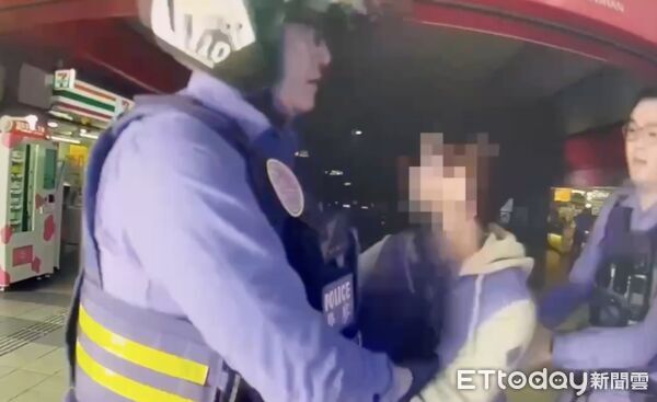 ▲▼他在捷運圓山站失控暴走,搶警員手機又衝超商,遭警力制伏。(圖/記者邱中岳翻攝)