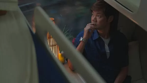 ▲▼新加坡主持人楊君偉擔任《列車人生》旅人,見證越南「河內火車街」 體驗火車擦身驚險瞬間。(圖/公共電視、新傳媒提供)