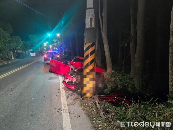 ▲▼ 高雄凌晨巨響!女駕駛自撞電桿車頭變形 「棄車逃逸」警追查中。(圖/記者賴文萱翻攝)