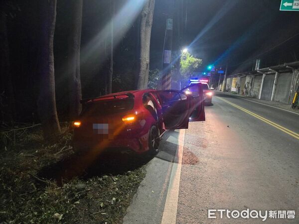 ▲▼ 高雄凌晨巨響!女駕駛自撞電桿車頭變形 「棄車逃逸」警追查中。(圖/記者賴文萱翻攝)