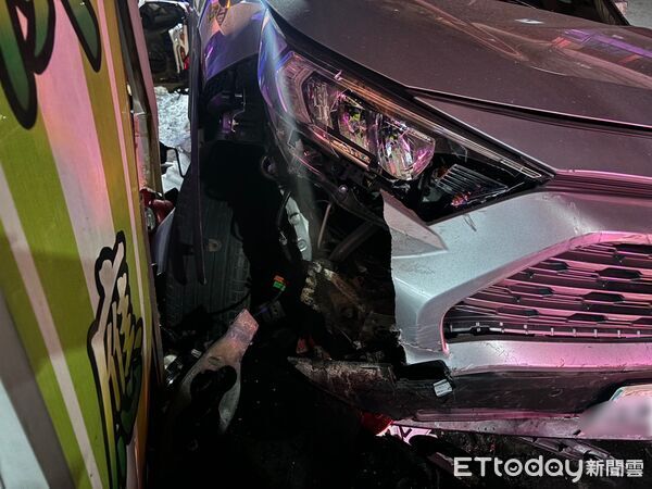 ▲新北市五股區凌晨車禍。(圖/記者陳以昇翻攝)