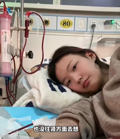 ▲在醫院治療的小然。(圖/翻攝自微博)