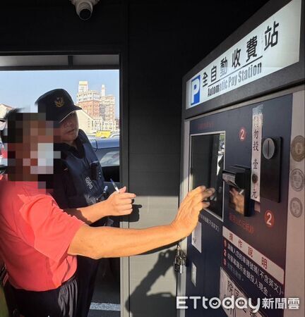 ▲東港警方協助王男完成停車繳費。(圖/記者陳崑福翻攝)