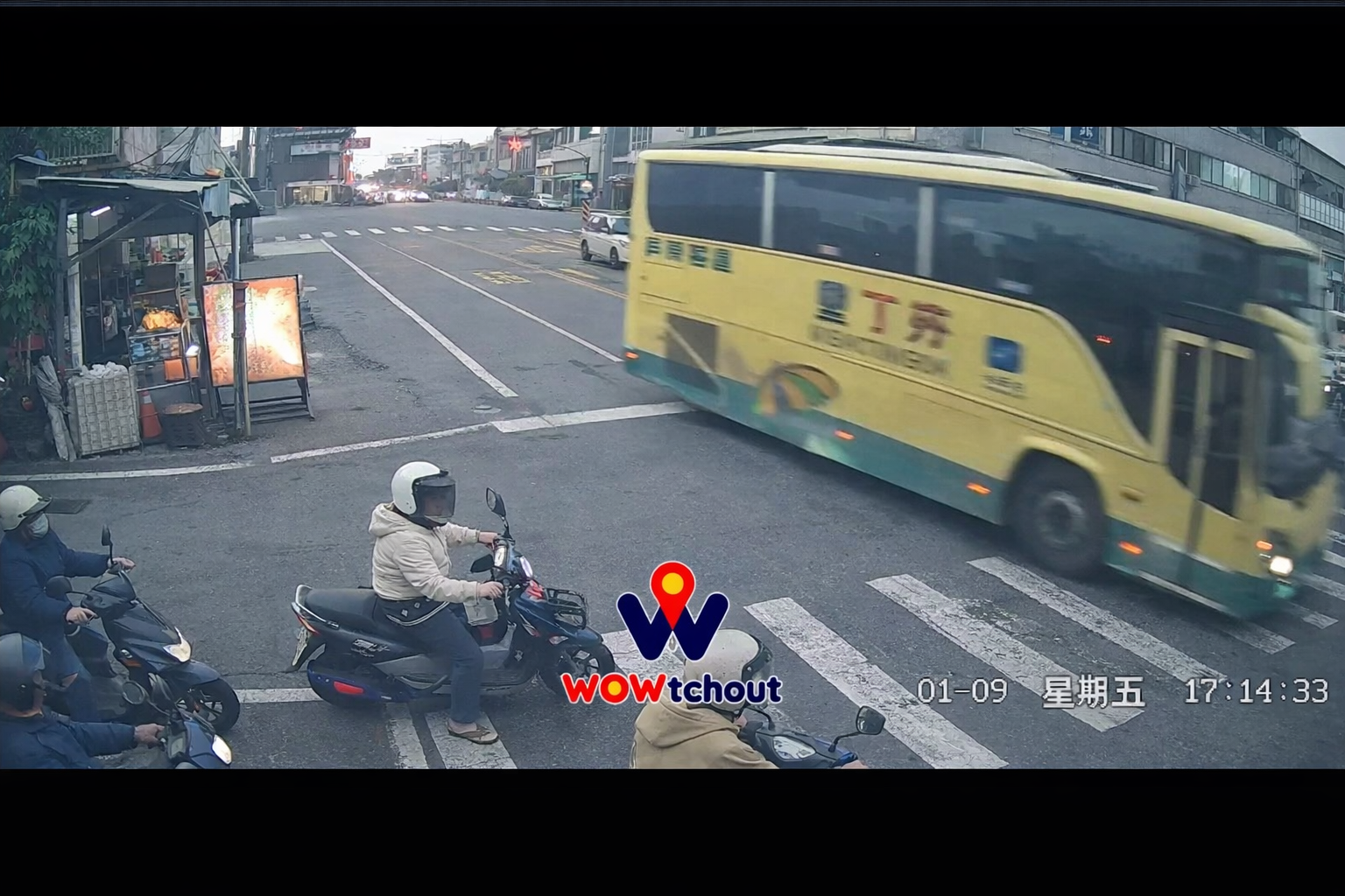 ▲客運公司班車疑似闖紅燈。(圖/枋寮警方提供)