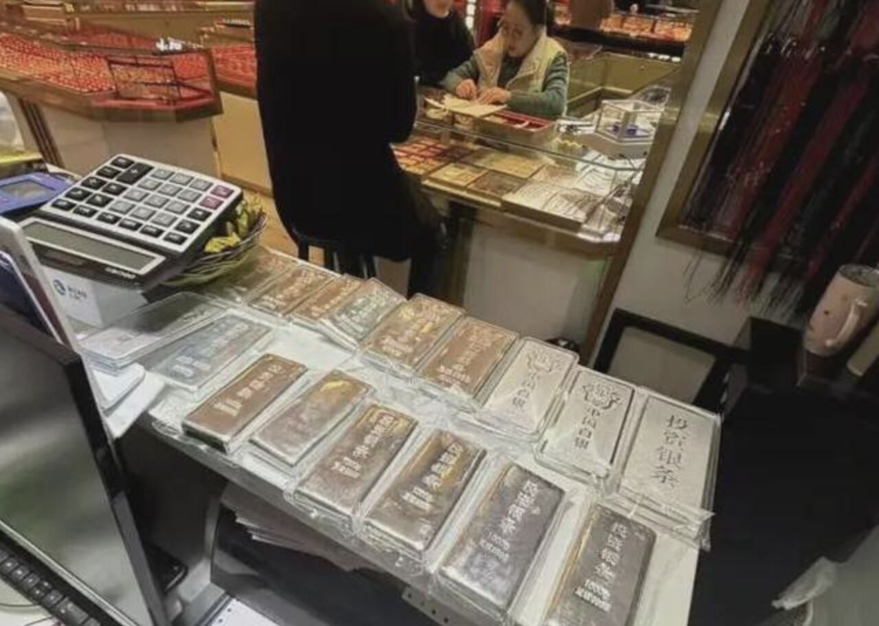 ▲杭州白馬珠寶市場商鋪販賣的白銀投資商品。(圖/翻攝極目新聞)