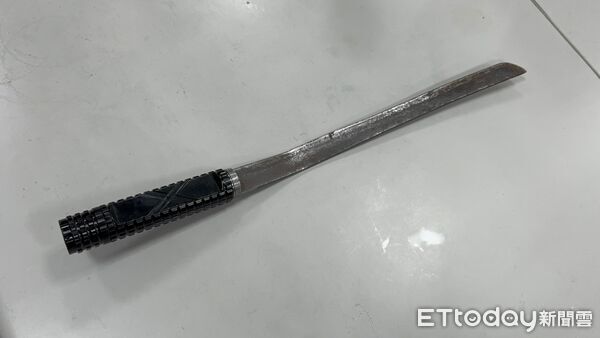 ▲林男不滿宋男借錢口氣不佳,持刀對其揮砍遭警方逮捕。(圖/記者陸運陞翻攝)