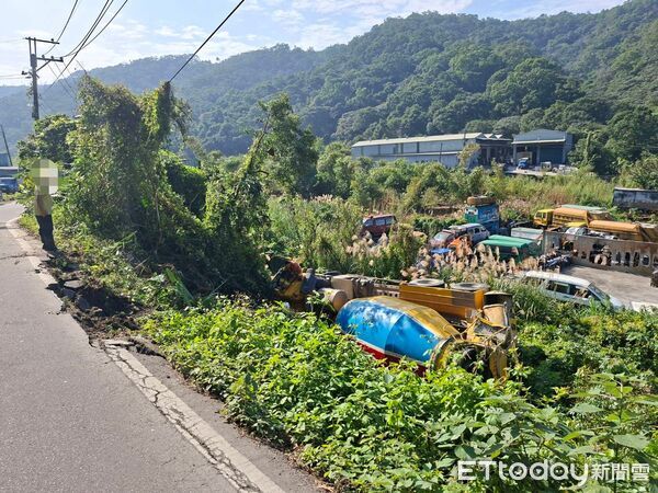 ▲▼八里水泥預拌車摔落5米深邊坡 。(圖/記者陳以昇翻攝)