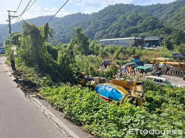 ▲▼八里水泥預拌車摔落5米深邊坡 。(圖/記者陳以昇翻攝)