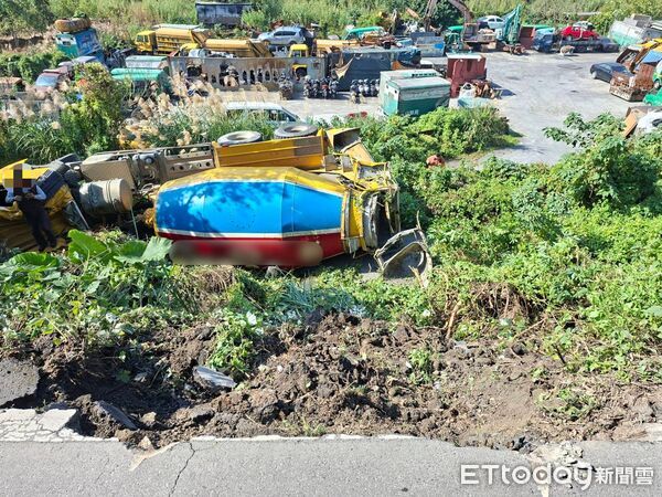 ▲▼八里水泥預拌車摔落5米深邊坡 。(圖/記者陳以昇翻攝)