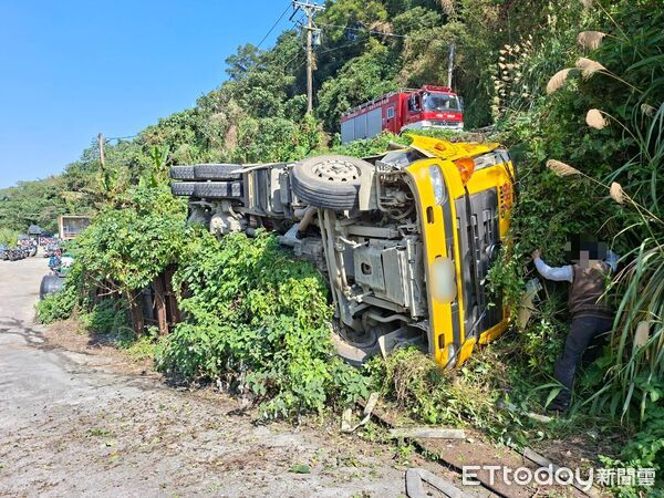 ▲▼八里水泥預拌車摔落5米深邊坡 。(圖/記者陳以昇翻攝)