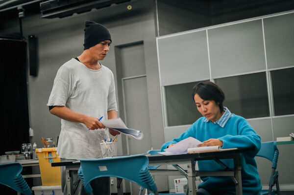 ▲張詩盈、莊凱勛搭擋演出舞台劇《婚內失戀》。(圖/艾彼新創股份有限公司提供)