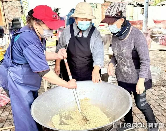 ▲台東關山舉行臘八粥寒冬送暖。(圖/記者楊晨東翻攝)