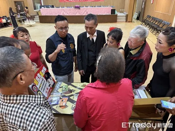 ▲▼ 「邊玩邊學反詐騙!警方走入社區以桌遊與長輩同樂 拆解詐騙陷阱」 。(圖/朴子分局提供)