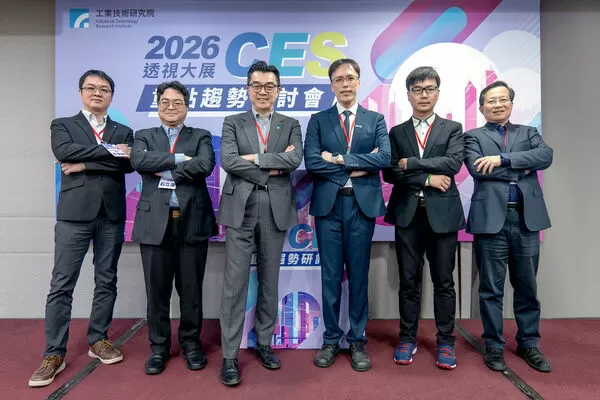 ▲工研院舉辦「透視大展系列:CES 2026重點趨勢研討會」,由產業研究團隊帶回第一手展會現場情報及洞見。左起為:工研院產科國際所經理王宣智、工研院產科國際所經理石立康、工研院產科國際所副國際長趙祖佑、工研院產科國際所組長岳俊豪、工研院產科國際所經理黃仲宏、工研院協理蘇孟宗。(圖/工研院提供)