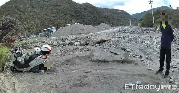 ▲金崙警攜手民眾助順利脫困。(圖/記者楊晨東翻攝)