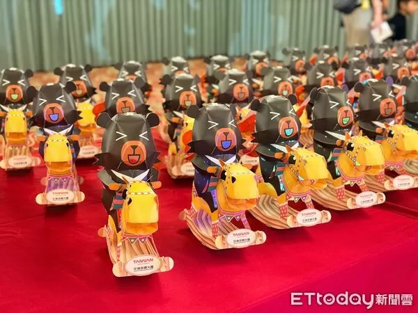 ▲▼ 2026台灣燈會小提燈「喔熊馬抵嘉」超萌亮相!3月3日起限量發放 。(圖/嘉義縣政府提供)