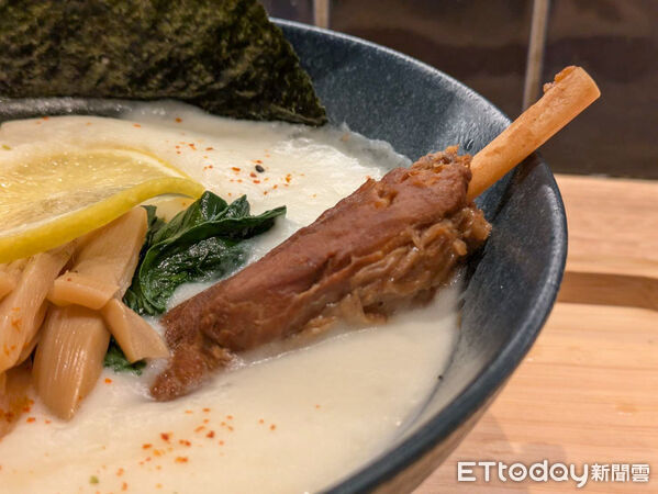 ▲「泡系逸品!燒豚棒腿拉麵」。(圖/記者黃士原攝)
