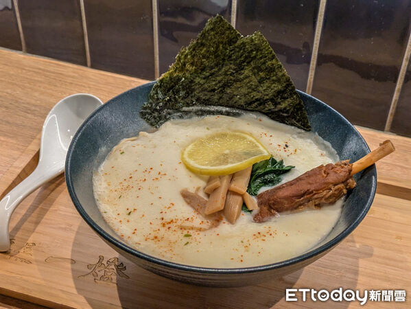 ▲「泡系逸品!燒豚棒腿拉麵」。(圖/記者黃士原攝)