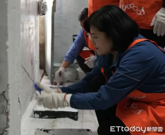 ▲雲林縣長張麗善前往口湖鄉視察雙B住屋修繕成果,並與志工一同粉刷牆面。(圖/記者游瓊華翻攝)