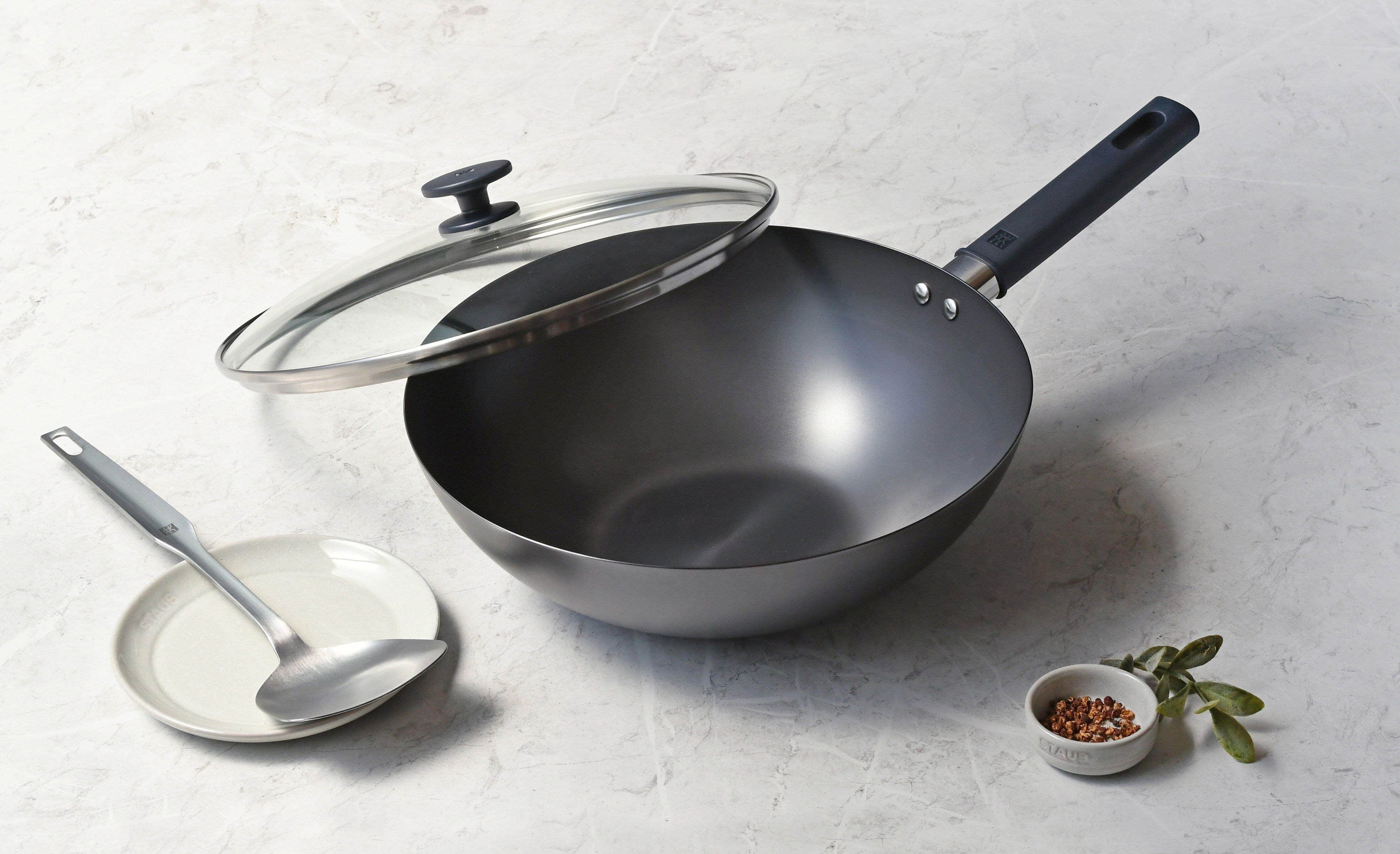 ▲▼Zwilling,德國雙人,Staub,momo購物網,超級品牌日,鑄鐵鍋,不沾鍋,刀具,真空保鮮,保溫杯,過年,年菜,廚房,居家生活,優惠。(圖/資料照)