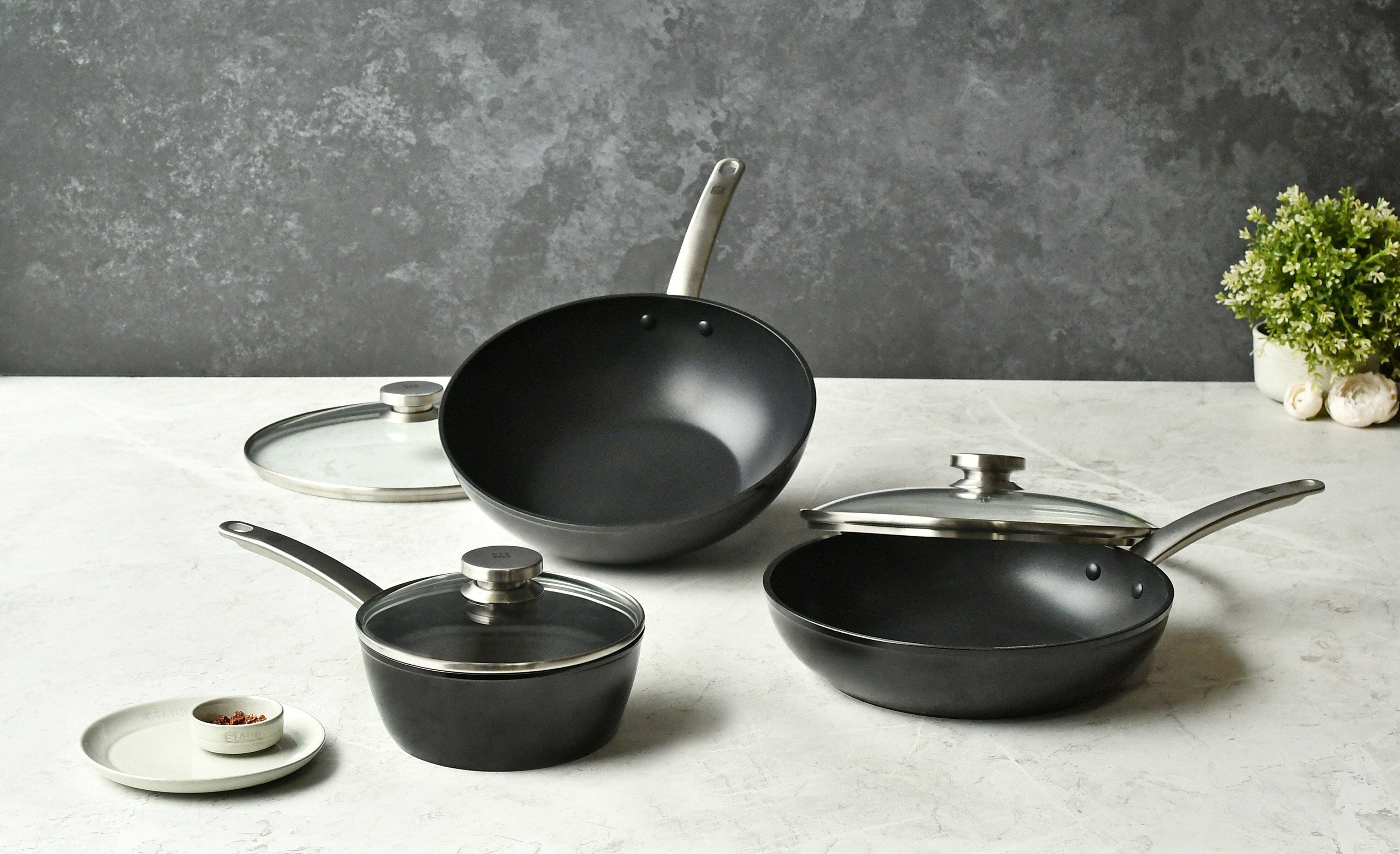 ▲▼Zwilling,德國雙人,Staub,momo購物網,超級品牌日,鑄鐵鍋,不沾鍋,刀具,真空保鮮,保溫杯,過年,年菜,廚房,居家生活,優惠。(圖/資料照)