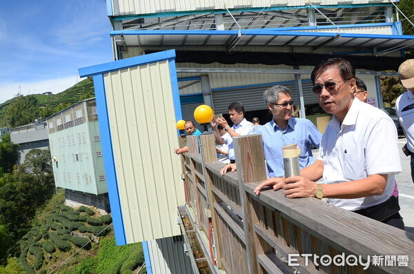 ▲南投縣政府副秘書長簡育民(中)於前縣長林明溱時期曾任工務處長。(圖/資料照片,南投縣政府提供)