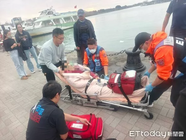 ▲台南安平碼頭發生民眾溺水事件,立驛國際有限公司人員第一時間發現異狀,立即通報消防並協助成功救援。(記者林東良翻攝)