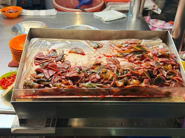 ▲▼萬華50年美食「正老牌炒鱔魚」,大火快炒鑊氣十足,老台北人的宵夜場。(圖/部落客VIVIYU提供)