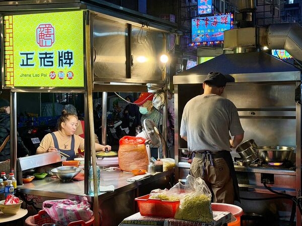 ▲▼萬華50年美食「正老牌炒鱔魚」,大火快炒鑊氣十足,老台北人的宵夜場。(圖/部落客VIVIYU提供)